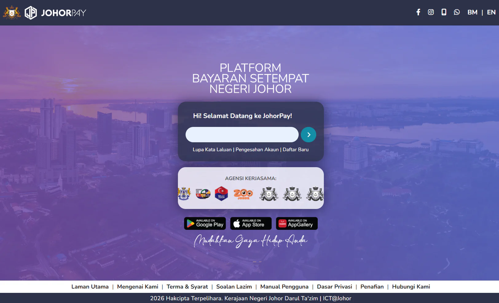 Paparan utama platform JohorPay dengan latar bandar dan pilihan akses perkhidmatan.
